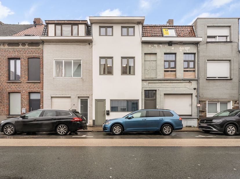 Instapklare woning met gezellige stadskoer en uitweg te koop in hartje Kortrijk!<br />
Deze instapklare woning in het centrum van Kortrijk combineert