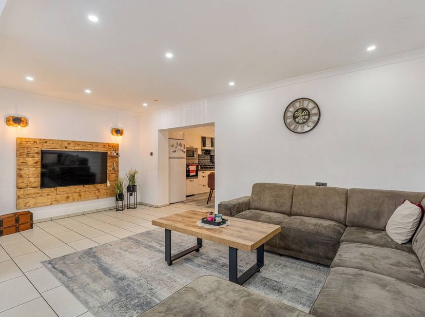 Cette maison rénovée, située sur un terrain de 3 hectares et 45 acres, offre une combinaison idéale de paix et de proximité de la vie urbaine de Genk.