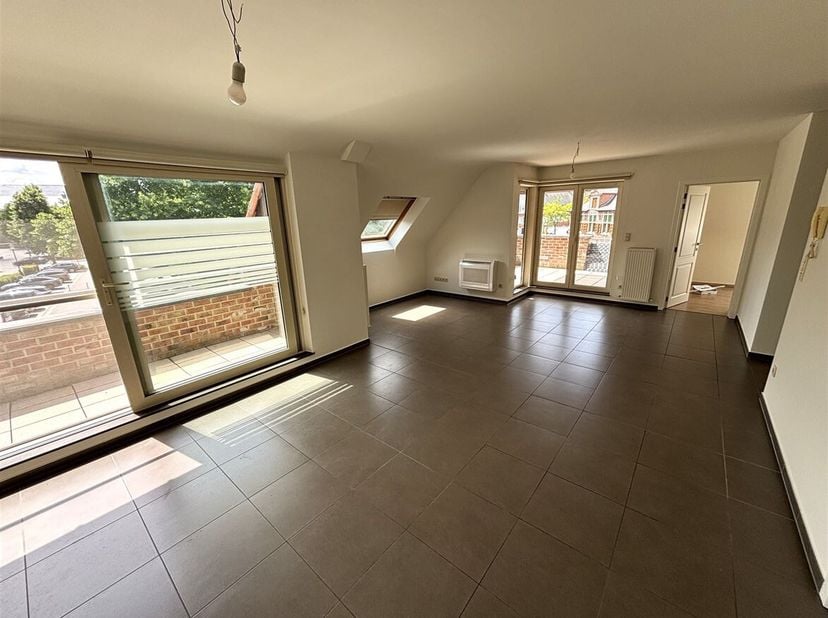 Energiezuinig 2-slaapkamer appartement met zeer ruime kelderberging<br />
Ligging: Zeer rustig gelegen, in het centrum van Meerhout. Op wandelafstand