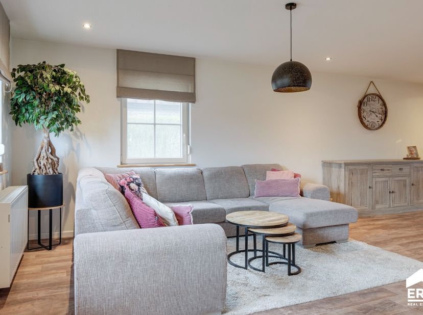 [[ DIT PAND NEEMT DEEL AAN DE ERA OPEN HUIZEN DAG OP 13/6 VAN 11:00 TOT 12:00 ]] Instapklare, volledig gerenoveerde villa met 4 slaapkamers en 2 badka