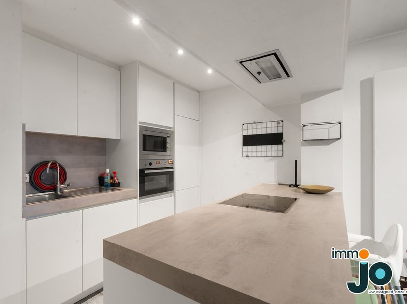 Cet appartement d'une chambre à coucher, magnifiquement fini, est situé dans un emplacement privilégié, à proximité de la plage et de la charmante pet
