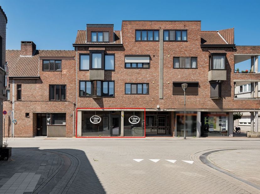 Top gelegen handelsgelijkvloers met staanplaatsen nabij centrum<br />
<br />
Locatie:<br />
Het handelspand is top gelegen in Turnhout aan een druk
