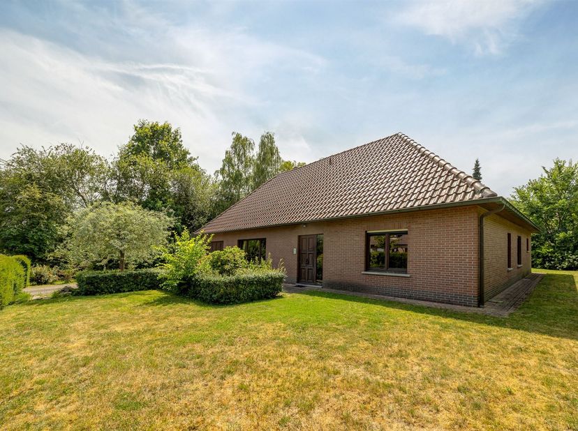 Statige open bebouwing met potentieel in Lint<br />
<br />
Ruim, statig en enorm veel potentieel. Zo kunt u deze open bebouwing in Lint het best oms