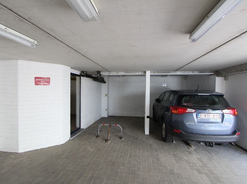 Emplacement de parking couvert au rez-de-chaussée dans la résidence Luca à Nieuport sur Mer.Dimensions: P 5m x L 2m43. Hauteur 2m. Avec barrière de pa