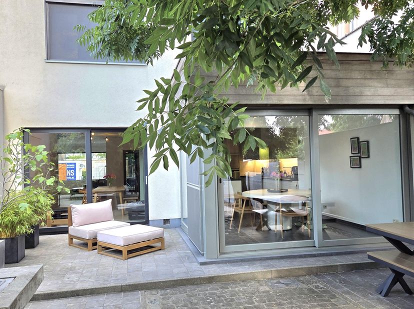 Ruime woning met 5 slk. en tuin in Heusden<br />
<br />
Deze ruime woning bevindt zich in de Steenvoordestraat, op wandelafstand van de gezellige dorp