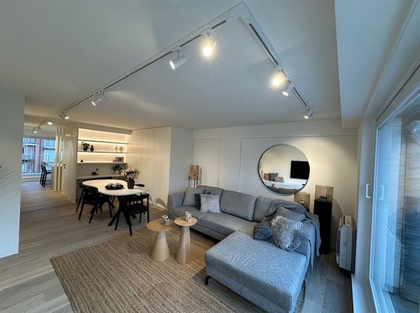 Zeer mooi gerenoveerd (duplex) penthouse met terrassen vlakbij de Lippenslaan, allerlei faciliteiten en de Zeedijk!<br />
<br />
Indeling als volgt:<b