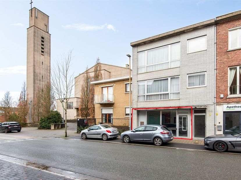 In de Heistraat in Sint-Niklaas bevindt zich deze interessante kantoorruimte op een goed bereikbare locatie, vlakbij belangrijke invalswegen, het stad