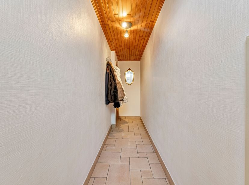 Deze gezellige en verzorgde woning is rustig gelegen in een doodlopende straat, op korte afstand van het centrum van Ieper. Winkels, scholen, sportfac