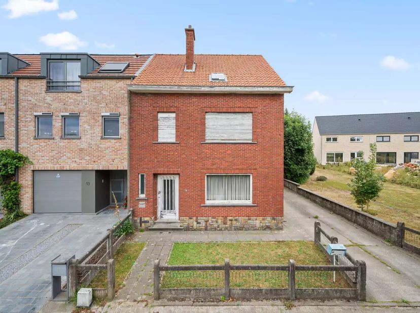 Cette maison à moderniser constitue la base idéale pour ceux qui recherchent de l'espace, du calme et du potentiel.<br />
Avec une surface habitable d