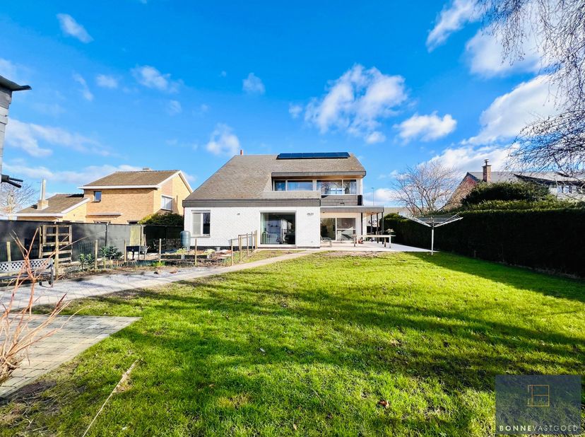 Grotendeels gerenoveerde, commercieel gelegen handelswoning met een bruikbare oppervlakte van 322 m²!<br />
Wat deze eigendom bijzonder maakt? De vele