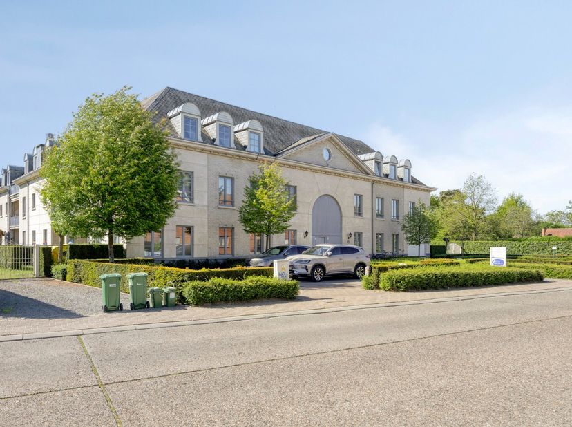 Ontdek deze uitzonderlijk ruime en instapklare penthouse met 2 slaapkamers en 2 badkamers, gelegen in een rustige en verzorgde residentie op wandelafs