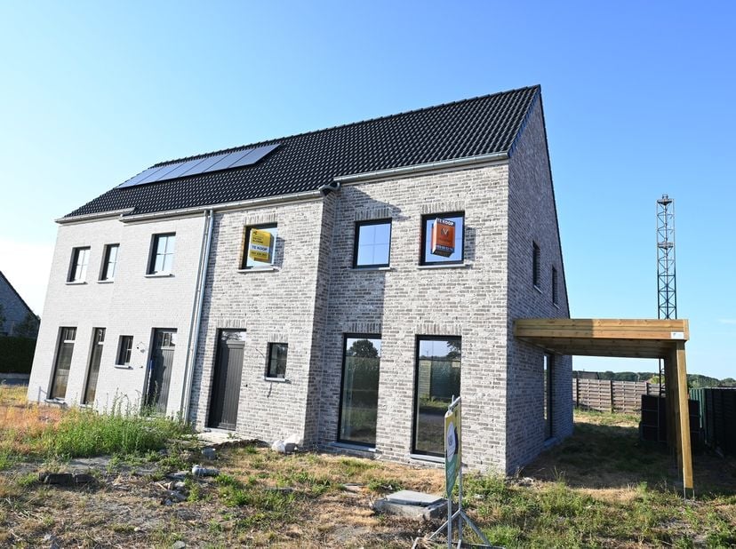 Deze SMAAKVOLLE én VERRASSEND RUIME halfopen nieuwbouwwoning is gelegen in een LANDELIJKE OMGEVING, dit aan de rand van Waardamme, met een ZEER GOEDE