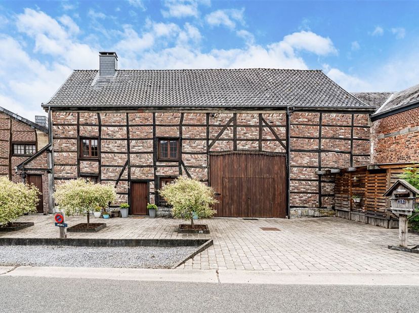 MCA Immobilier biedt u deze charmant gerenoveerde woning aan in het dorp Enneille, tussen Durbuy en Marche-en-Famenne, ideaal voor wie op zoek is naar