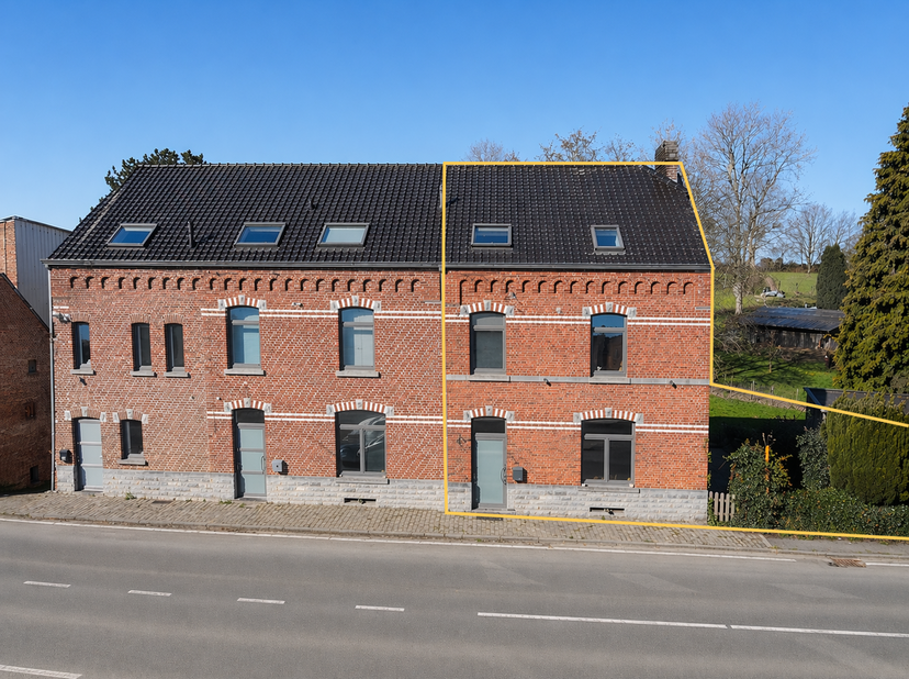 Gelegen in Leignon, biedt deze halfopen bebouwing op een perceel van 13 are 15 centiare een ideale ligging dichtbij alle voorzieningen.<br />
<br />
D