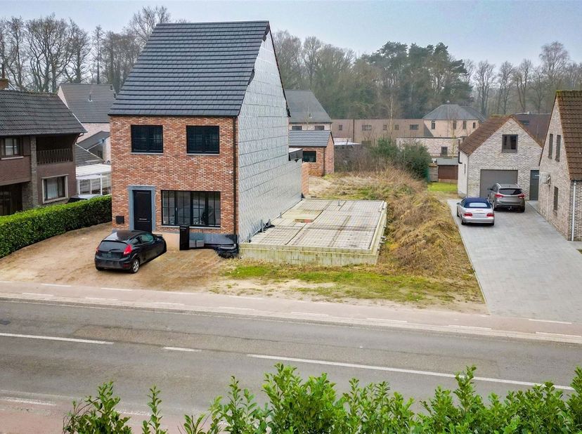 Bouwgrond van 4a77ca geschikt voor een halfopen bebouwing, met reeds vergunde plannen en aangelegde kruipkelder<br />
<br />
Omgeving: <br />
+ Lok