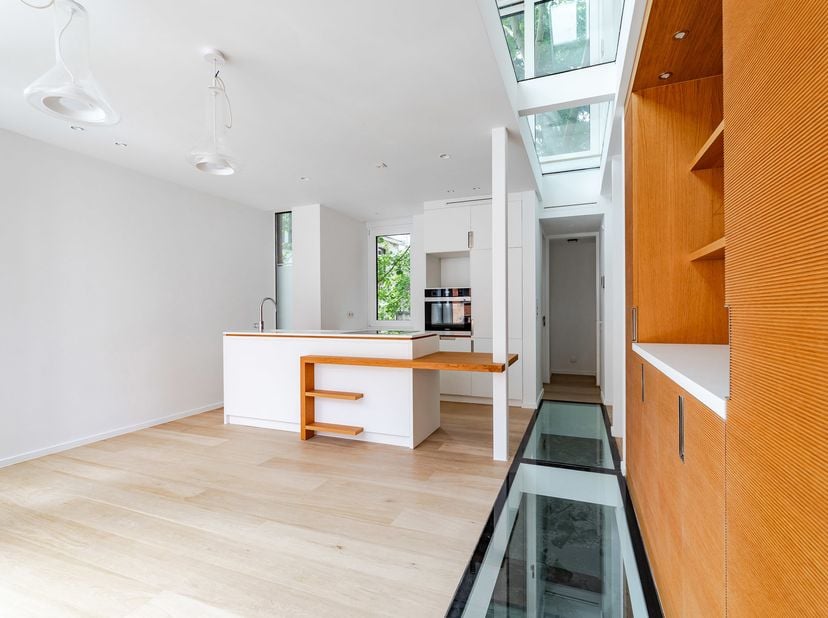 Quartier Européen – Maison contemporaine avec rooftop, conçue par l'architecte-designer Jacques Pierrejean.<br />
Située dans une rue calme et résiden