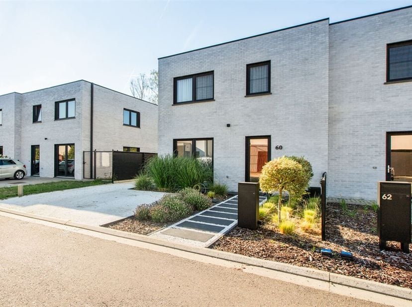 Moderne Halfopen Bebouwing met 3 slaapkamers. <br />
Overzicht:<br />
Type: Halfopen bebouwing<br />
Bouwjaar: 2022<br />
Bewoonbare oppervlakte: 153m