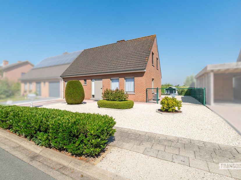 Située dans un quartier résidentiel calme à Wichelen, cette maison mitoyenne bien entretenue se trouve sur un terrain de 534 m². Grâce à ses finitions