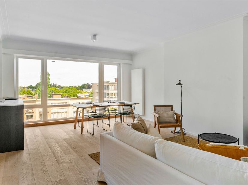 Omgeving<br />
Dit prachtig gerenoveerde appartement bevindt zich op een absolute toplocatie in Wilrijk, nabij de gegeerde Pulhofwijk. Dankzij de uits