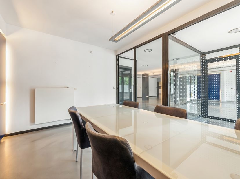 Profileer uw bedrijf op één van de meest zichtbare adressen van Brugge. Deze instapklare kantoorruimte van 237 m² is gelegen langs een belangrijke ver