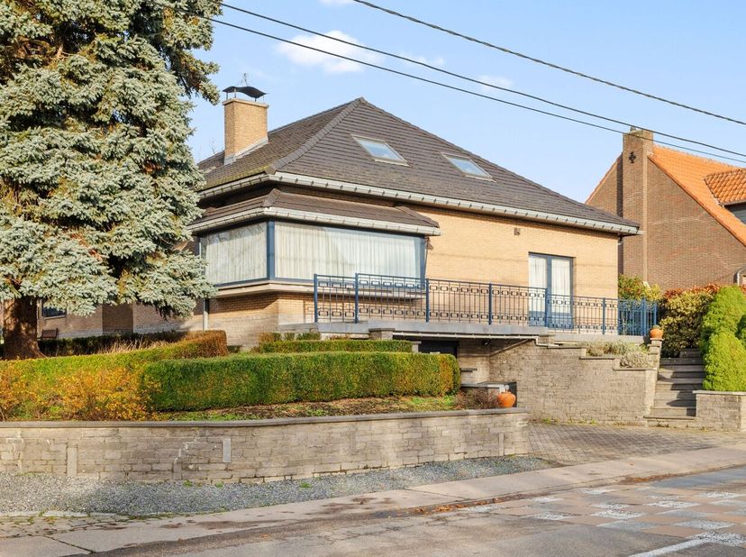 Deze open bebouwing, instapklaar gemaakt in 2019, is een bijzonder praktische woning, gelegen in de Wijngaardestraat 1 te Tienen. Op het gelijkvloers