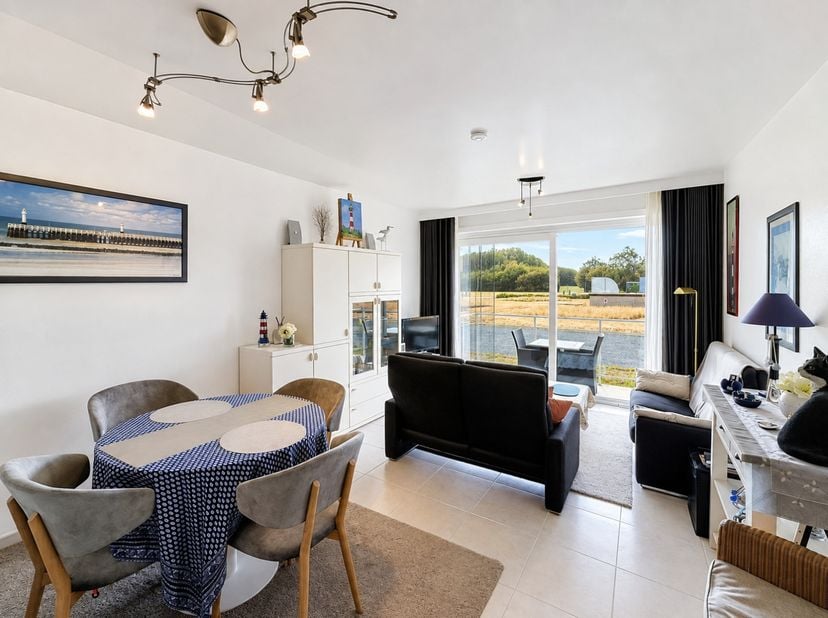Schitterend appartement met verzicht (type doorloper) op het gelijkvloers van een goed onderhouden residentie, ideaal gelegen op een toplocatie in Nie