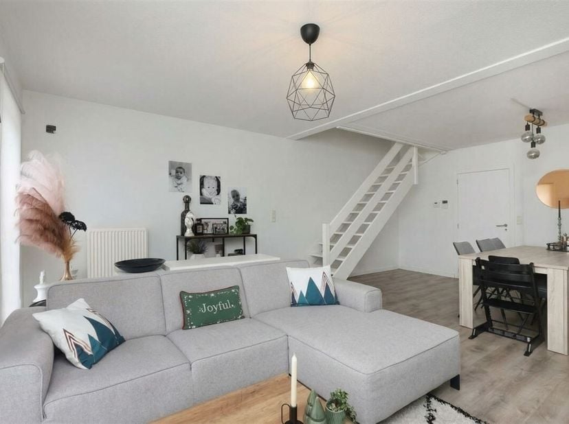 Ruim appartement (120m²) met 2 slaapkamers op centrale locatie in Maasmechelen - Opbrengsteigendom<br />
Omgeving:<br />
+ Gelegen in hartje Maasmeche