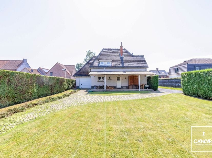 Deze te renoveren villa is uitstekend gelegen op wandelafstand van het centrum van Oostakker en heeft lokale handelaars, scholen en eetgelegenheden in