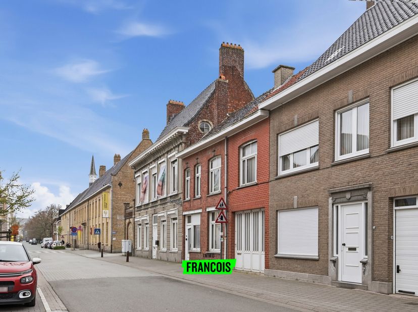 Op zoek naar een woning te koop in Poperinge met ruimte, karakter en toekomstpotentieel? Deze te renoveren rijwoning in de Boeschepestraat combineert