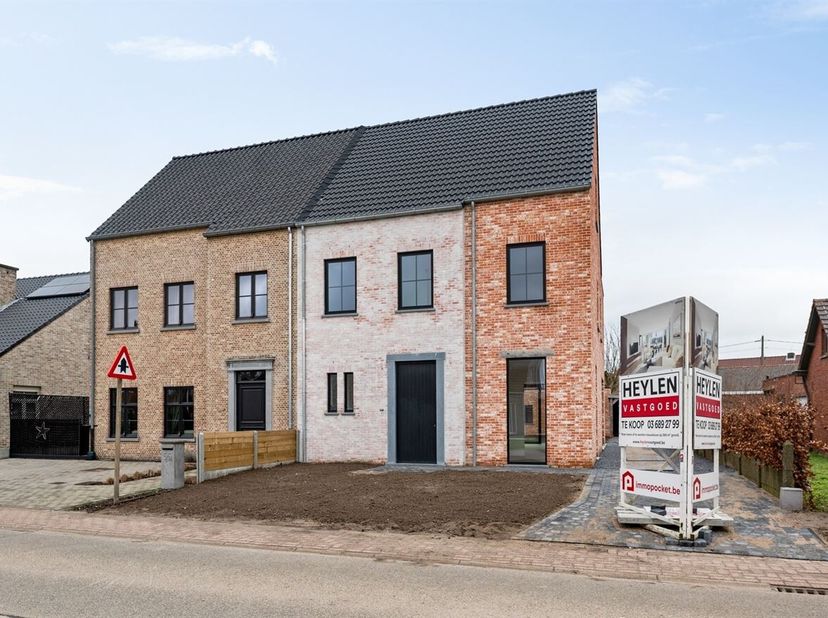 Openhuizendag op zaterdag 13 juni van 12u30 - 13u30.<br />
21 % BTW IN DE VERKOOPPRIJS INBEGREPEN !<br />
Nieuwbouwwoning met stenen tuinhuis en carpo