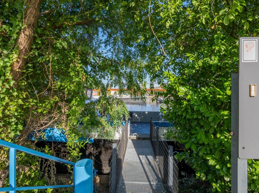 Achter bomen en struiken ligt de verborgen parel “LIS”.&amp;nbsp; Deze prachtige woonboot is instapklaar en&amp;nbsp; ligt aan wal op een ideale plek (met con