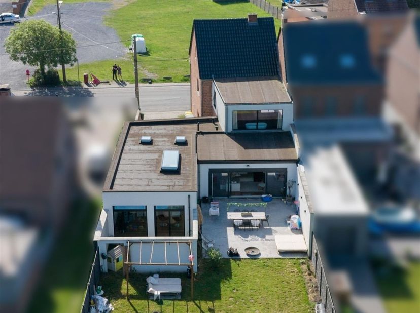 Ref 7775 - Rue Zéphirin Caron, 19 - 7333 Tertre.<br />
<br />
Une adresse atypique: une maison 3 façades hors normes, avec 328 m² habitables, un jar