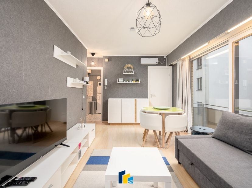 Welkom in dit charmant appartement dewelke te koop staat in het bruisende Blankenberge, waar de zeebries en de warme sfeer samenkomen. Gelegen in het