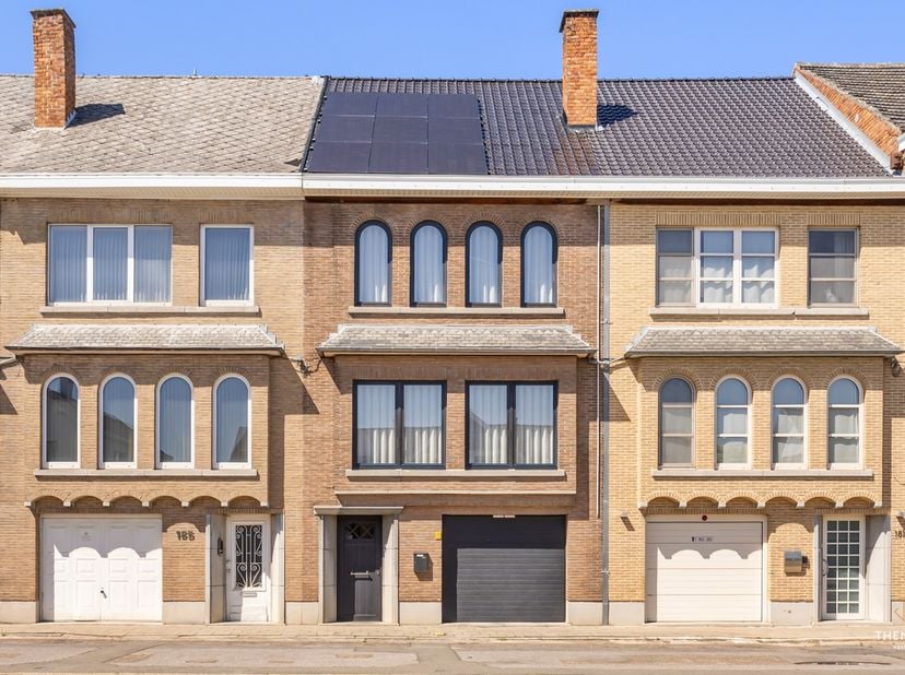 Gerenoveerde bel-etagewoning met garage, stadstuin, EPC label B en 235 m² woonruimte.<br />
Aan de Tiensesteenweg 183 in Sint-Truiden bevindt zich dez