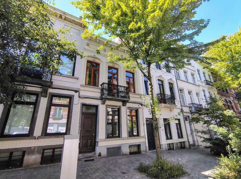 SCHAARBEEK, nabij talrijke voorzieningen, het Josaphatpark en op slechts 15 minuten wandelen van de Europese wijk (Schuman). Prachtige VOLLEDIG GERENO