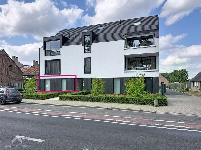 Instapklaar gelijkvloers BEN-appartement gelegen in de kleinschalige residentie Ollevier, op fietsafstand van het historisch centrum van Ieper. Het ap