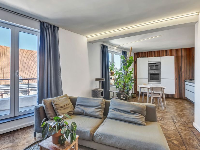 In de charme-stad Brussel, bevindt zich deze instapklare penthouse. De ligging is alvast de eerste troef van het appartement. Verschillende faciliteit