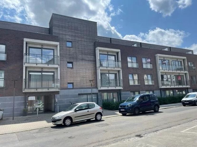 Deze flat is gelegen in residentie Gaudium in de Guido Gezellestraat te Mol, op wandelafstand van het centrum waardoor de nodige faciliteiten (winkels