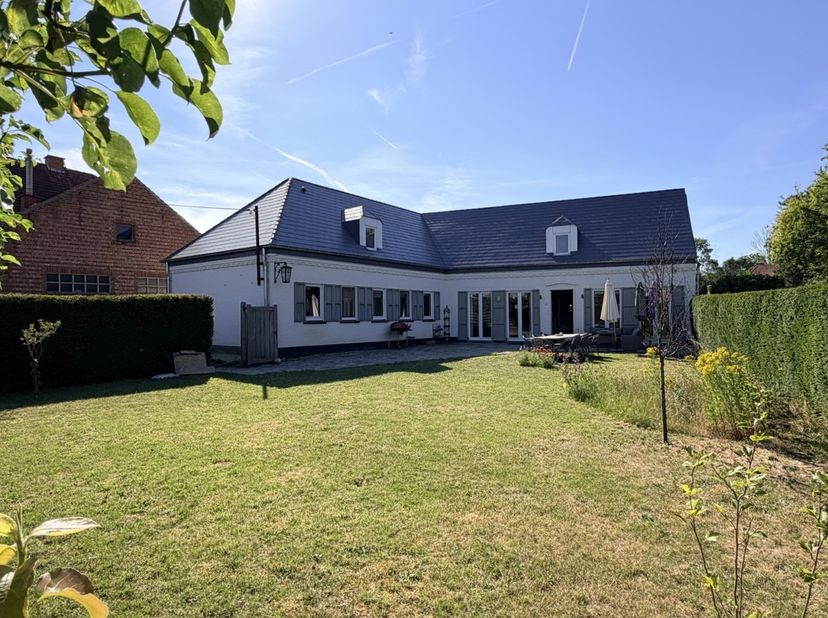 Deze grotendeels gerenoveerde, instapklare bungalowwoning met een bewoonbare oppervlakte van ca. 290 m² (incl. zolderverdiep) bevindt zich nabij het c