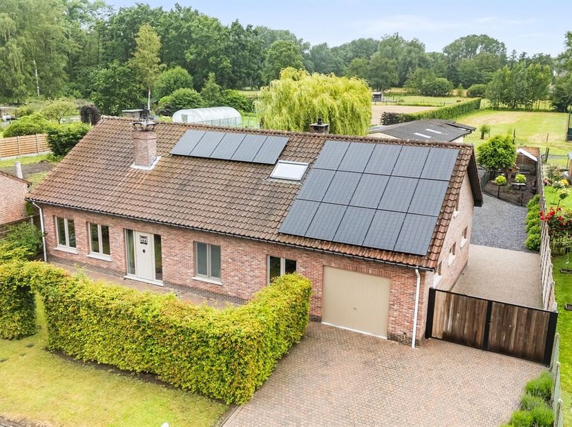 Ruime gezinswoning met paardenaccommodatie op een perceel van 5.060 m²<br />
Op een prachtig perceel van maar liefst 5.060 m² bevindt zich deze karakt