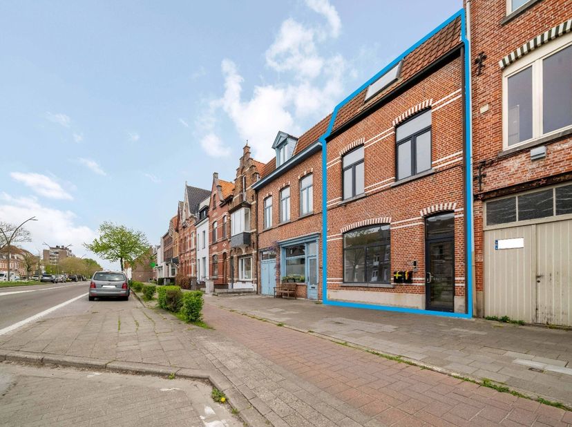 ASSEBROEK - STARTPRIJS – INTERESSANT WOON/HANDELSHUIS met tuin, UITERST CENTRAAL en GOED GELEGEN. Het gelijkvloers is ingericht als handel/kantoor ged