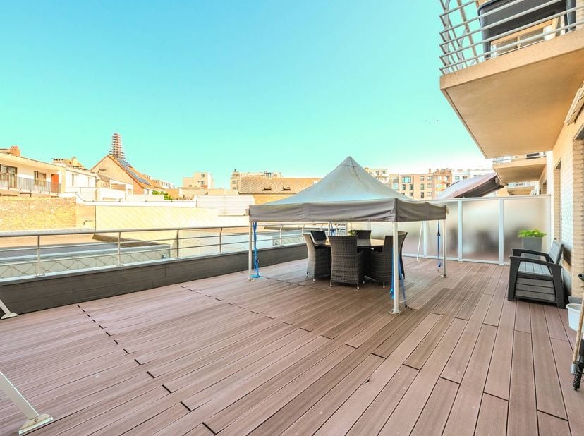 Ontdek dit uniek en ruim 3-slaapkamerappartement gelegen op de 1ste verdieping van de residentie Onyx, vlakbij het stadscentrum van Oostende. Dit inst