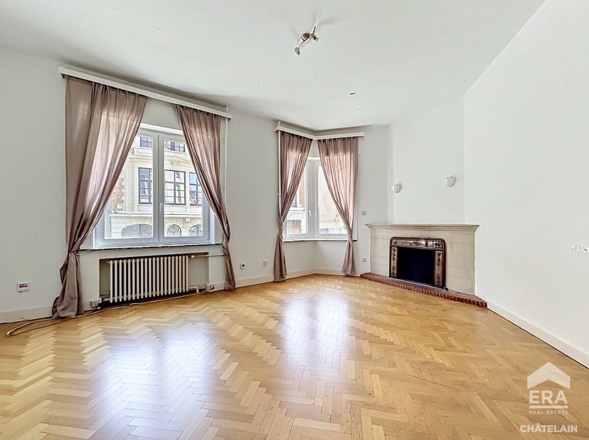 Ontdek dit prachtige appartement van ongeveer 97 m² op de bel-etage, gelegen tussen de Louizalaan en het Zoniënwoud, met een stadstuin van 30 m² in ee