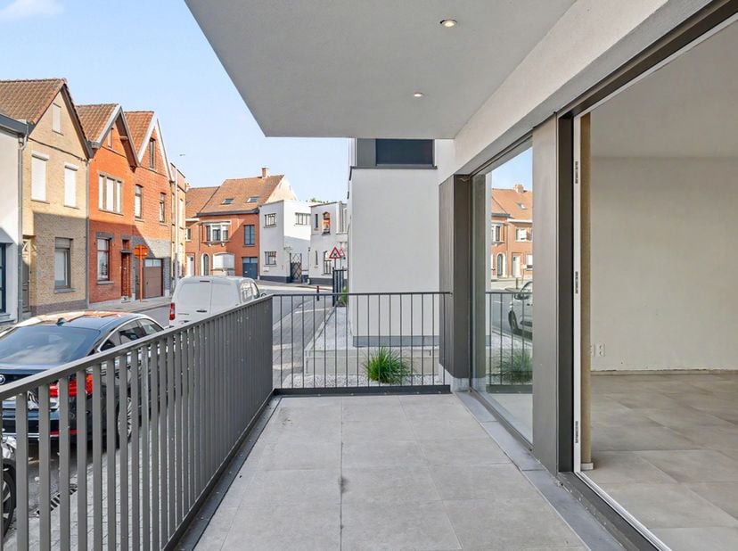 In de eigentijdse en kleinschalige Residentie Carpe Diem wordt dit ruime gelijkvloerse appartement van 152 m² aangeboden. Het appartement combineert c