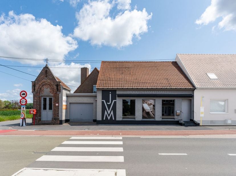 Dit prachtig aanbod is perfect gelegen op de verbindingsweg tussen Ardooie, Izegem, Meulebeke &amp;amp; Roeselare!<br />
Adres: Izegemsestraat 119, 8850 A