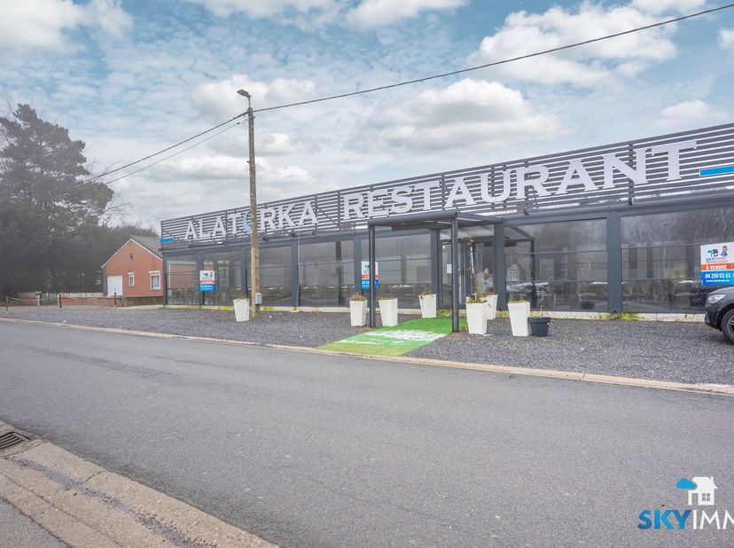 L'agence SKYIMMO vous propose ce magnifique local commercial offrant une opportunité unique ! <br />
Anciennement exploité en restaurant à très fort s