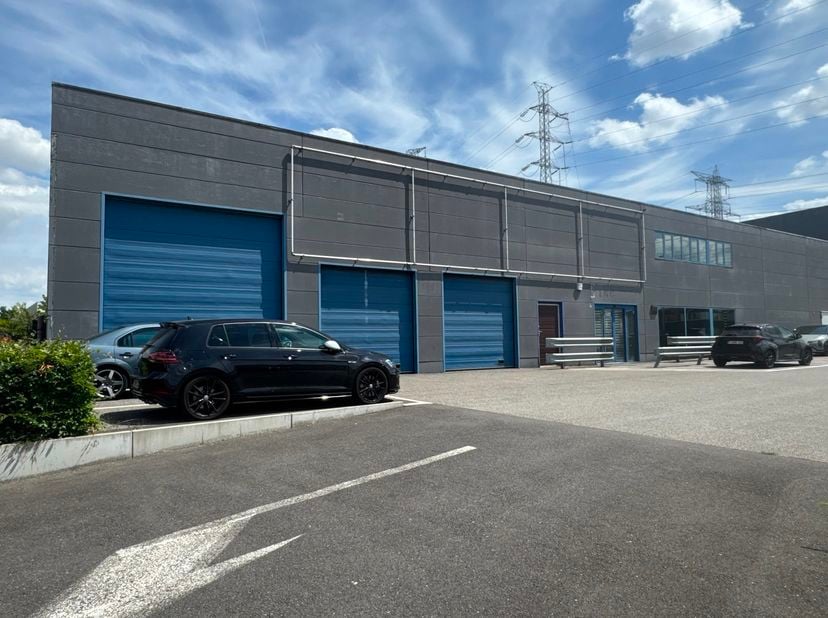 Strategisch gelegen in de TTS-zone te Temse, nabij de N16 met vlotte verbindingen naar de E17 en A12. Het pand omvat een magazijn van ca. 603 m² met d