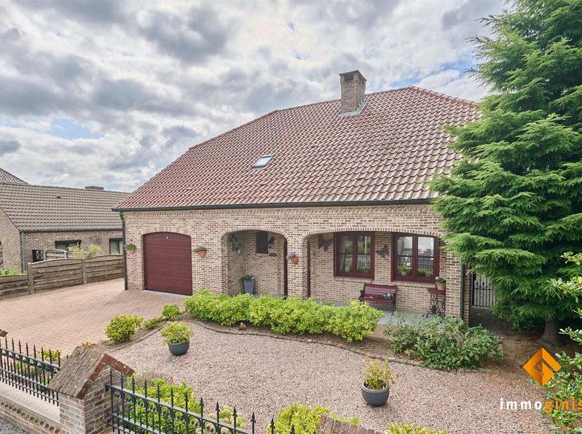 Deze zéér ruime woning met 3 à 4 slaapkamers en 2 badkamers is gelegen op een mooi perceel van 6a00ca in een rustige, kindvriendelijke omgeving. <br /