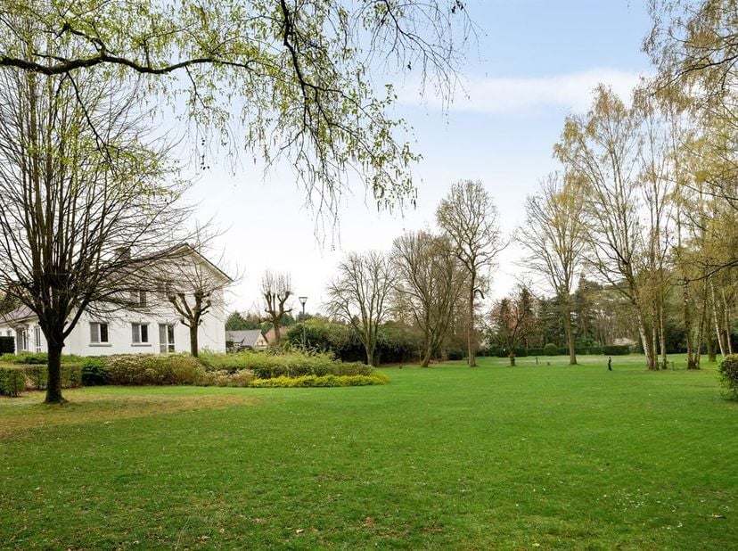 Energiezuinige, volledig gerenoveerde villa met 5 slaapkamers en 3 badkamers op een uitzonderlijk perceel van 17.106 m² in Grobbendonk. Deze instapkla