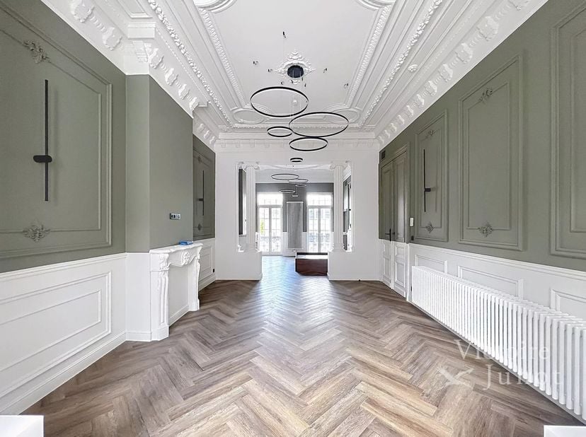 Bien présenté par Carla Rodriguez : carla.rodriguez@victoire.be<br />
Victoire Junot vous propose ce bel appartement rénové de 50 m2 (selon peb), dans